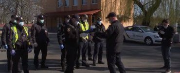 На Закарпатье полиция наведалась в гости ко всем, кто должен соблюдать карантин 