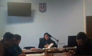 Адвокат наркоторговца сбежал из суда в Ужгороде во время совещания 
