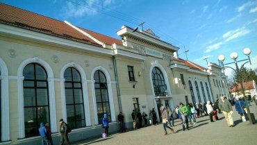 В Мукачево на вокзале людей встречают с кулаками 
