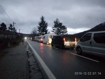 Ждите по 14 часов: В Закарпатье на границе ужасный ажиотаж, движение парализовано 