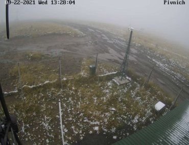 В долине на Закарпатье падает мокрый снег 