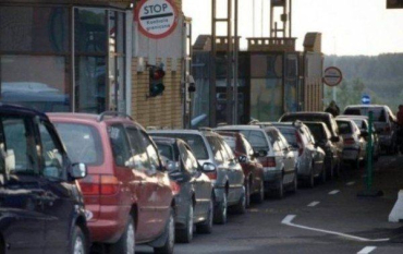 В Закарпатье на границе с Венгрией стоят сотни авто из-за сбоя базы данных