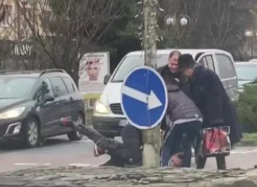 В областном центре Закарпатья прохожие просто наблюдали за дракой двух людей 