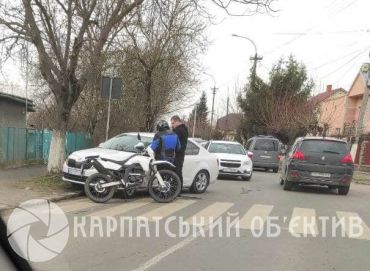 В Ужгороде авария с мотоциклом парализовала участок дороги 