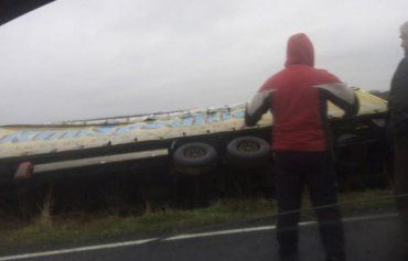 ДТП на трассе в Закарпатье: Большая фура перевернулась на бок 