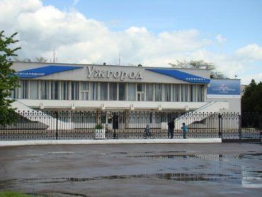 30 уволились, 70 бастуют: Аэропорт в Ужгороде заблокирован 