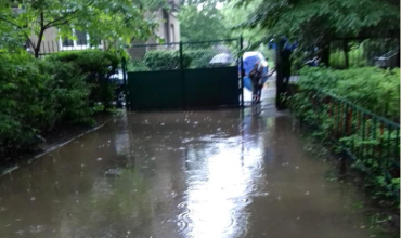 В Закарпатье сильные дожди подтопили дорогу до детского садика 
