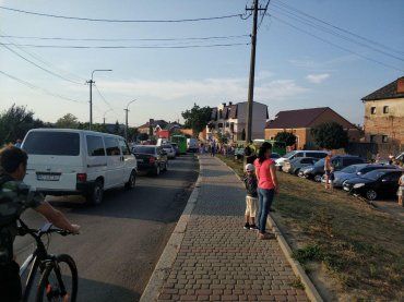 В Мукачево на одной из улиц водители застряли в заторе