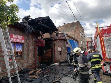 Воздух пропитан гарью: В центре Мукачево пылал магазин - детали от журналистов