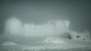 В Закарпатье лютый мороз превратил здание в ледяной дворец