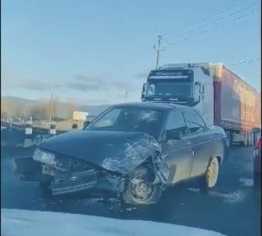 Утренняя авария в Закарпатье: На месте работает "скорая", автомобили не в лучшем состоянии 