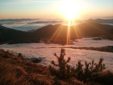 В Закарпатье спасатели сделали невероятной красоты фото на вершине горы