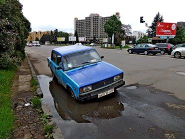 В Ужгороде автомобиль провалился в яму с лужей