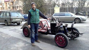 В Ужгороде хозяин ресторана "Под замком" воскресил раритетный автомобиль