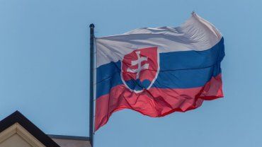 В Ужгороде началась эвакуация семей дипломатов консульства Словакии