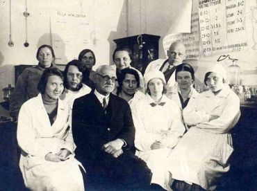 Н.Ф. Гамалея с сотрудниками 2-го Московского медицинского института, 1935 г.