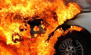 В Мукачево огонь по непонятным причинам охватил автомобиль за 700 000 гривен