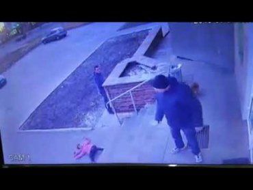Люди подняли шум из-за видео, где отец столкнул маленькую дочь с лестницы