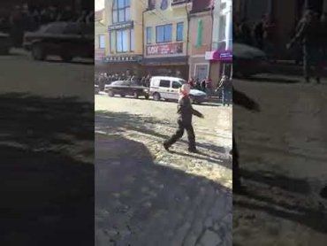 В Закарпатье куча заробитчан "бомбардируют" банк