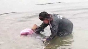 В Мукачево во время Богослужения полностью одетый мужчина искупался в ледяной реке