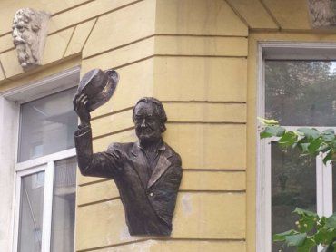В Киеве сегодня открыли барельеф в честь актера Богдана Ступки 