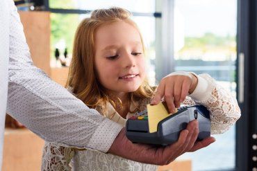 Как банковская карта учит ребенка уважать деньги