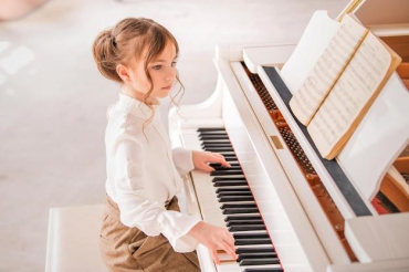 Чому вам варто навчитися грати на роялі вже зараз