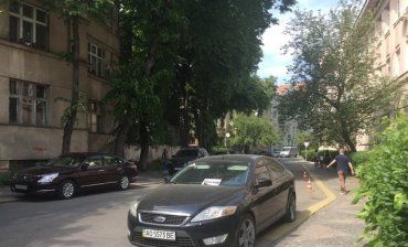 В Ужгороде неизвестные активисты режут шины на автомобилях, припаркованных на бордюрах