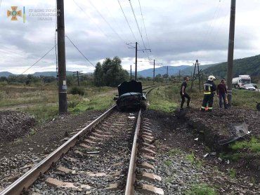 В Закарпатье иномарку выбросило на железнодорожные пути