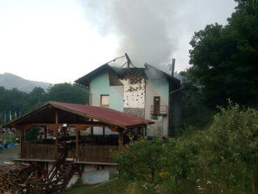 В Закарпатье бушующий огонь охватил гостинично-ресторанный комплекс 