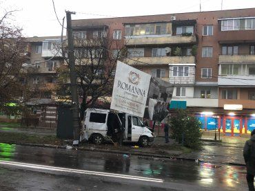 ДТП в Ужгороде: Возле "Пьяного" базара водитель разнёс бигборд