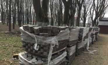 В Ужгороде горсовет рассказал, что собирается делать с брусчаткой, которую убрали с набережной