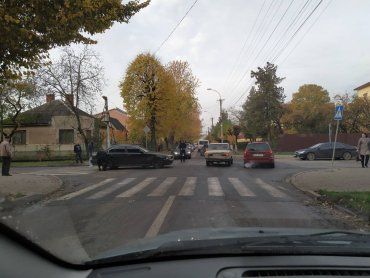 ДТП в Ужгороде: "Черный бумер" утром протаранил легковушку 