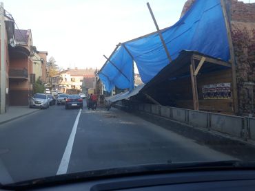В Ужгороде строительный забор частично заблокировал проезжую часть