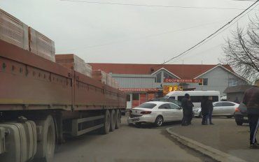 В Ужгороде произошло ДТП с участием огромного грузовика 