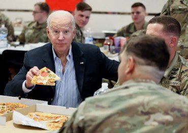 Байден поел пиццу с американскими военными в Польше 