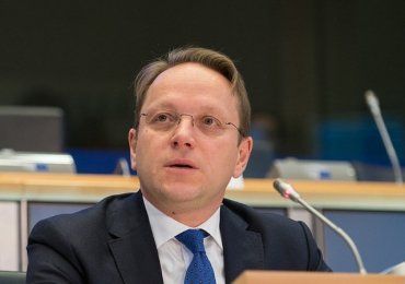В отношении еврокомиссара Венгрии Вархеи может начаться расследование