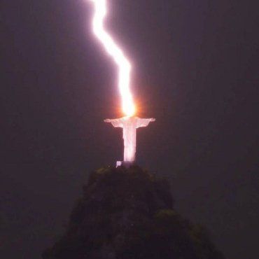 В Бразилии засняли момент удара молнии по статуе Христа-Спасителя.