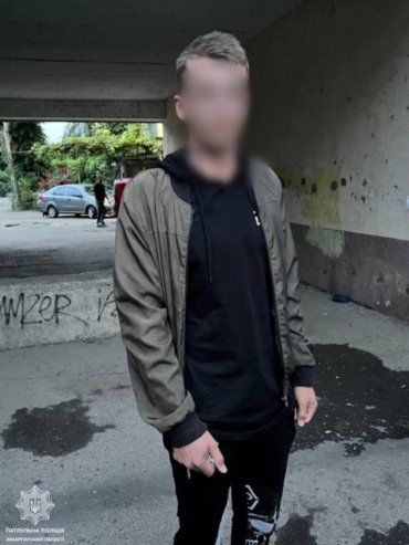 Подозрительный тип с наркотой не сбежал от патрульных в Ужгороде 
