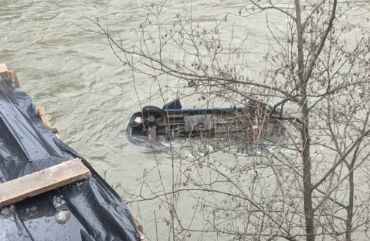 В Закарпатье машина слетела с моста в реку 