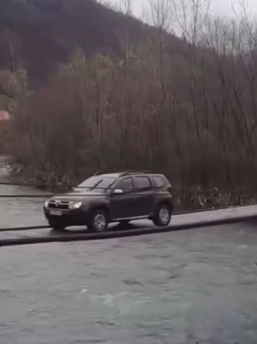  В Закарпатье экстремалы "штурмуют" реку по подвесному мосту 