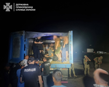Бегут десятками: 40 "уклонистов" за раз пытались вывезти из Украины в грузовике 