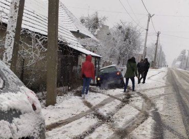Снег не жалеет: На трассе возле Мукачево ДТП 