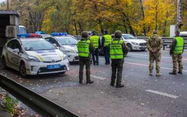 Блокпост на въезде в Ужгород и Мукачево: СБУ проверяют багажники и салоны автомобилей
