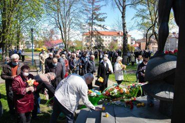 В Ужгороде на площади Дружбы народов почтили память чернобыльцев