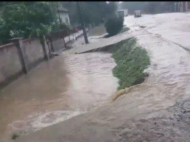 В Закарпатье из-за сильнейшего дождя дороги ушли под воду 