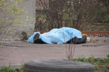 В Ужгороде возле спорткомплекса лежал человеческий труп 