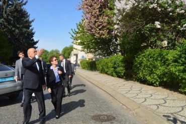 Посол США вдохновилась красотой цветущих сакур в Ужгороде