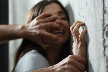 В Закарпатье жестоко изнасиловали студентку, которая пришла в гости к подруге 