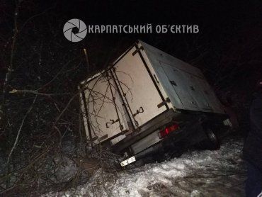 ДТП на Закарпатье: Грузовик после столкновения упал в кювет 